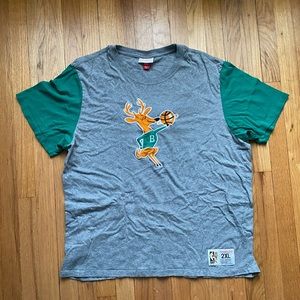Mitchell & Ness Milwaukee Bucks Throwback Logo T-Shirt